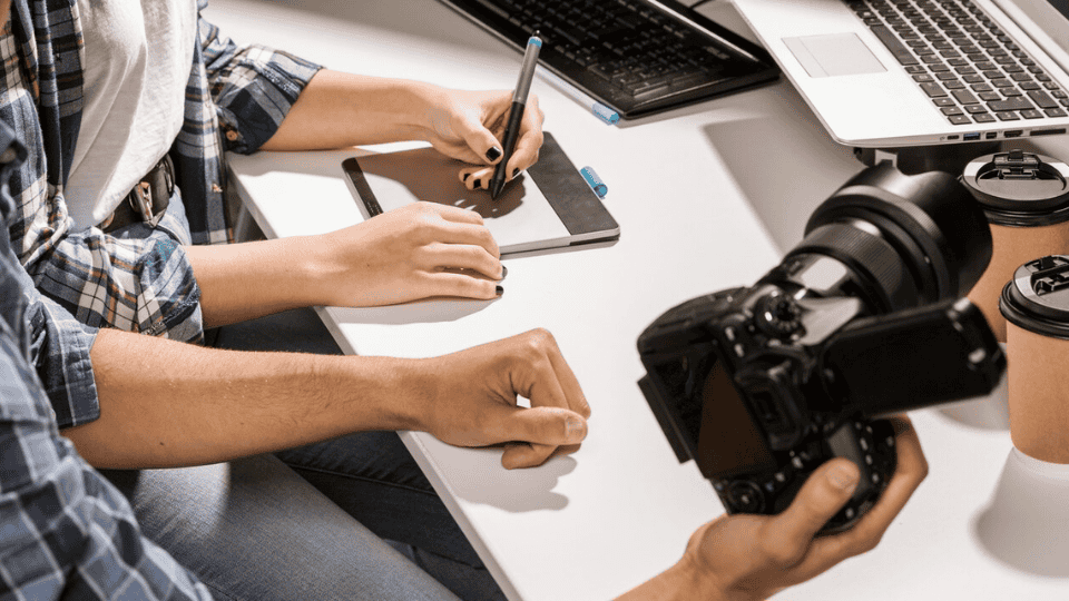 创意空间协作，用数位笔设计与单反实践展现影视制作课程。