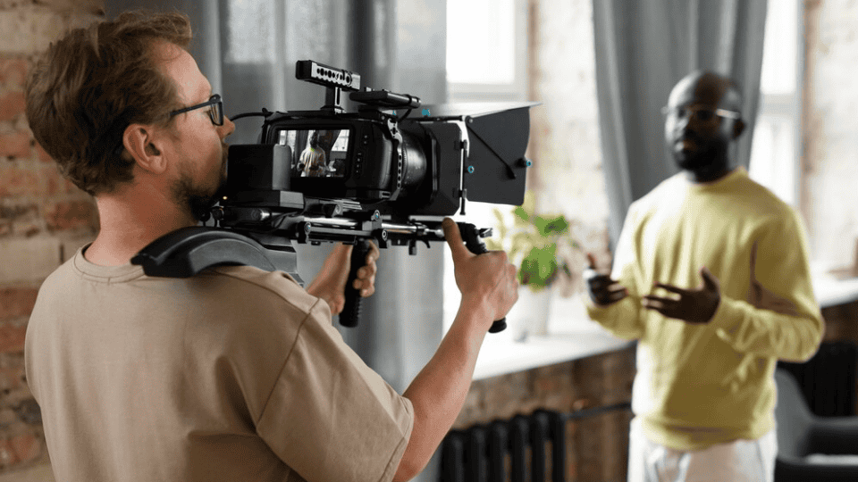 摄影学院学生拍摄场景，展现影视制作课程的实践操作。