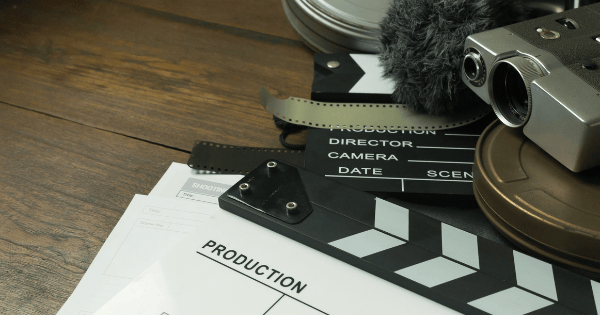 摄影学院Marq Academy的专业拍摄设备和场记板，用于教授学生电影制作的各个方面。